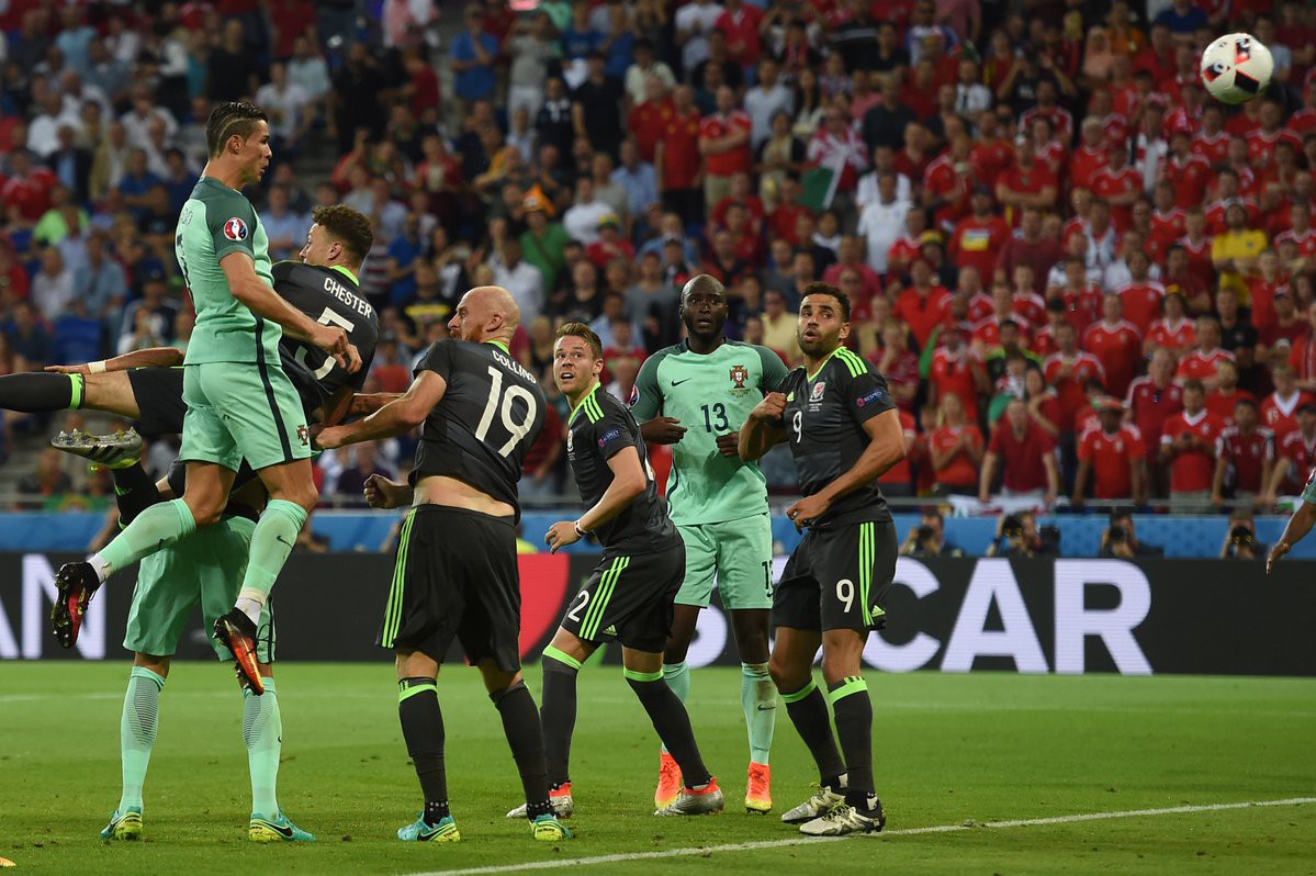 T&igrave;nh huống Ronaldo đ&aacute;nh đầu mở tỉ số cho Bồ Đ&agrave;o Nha ở ph&uacute;t 49.