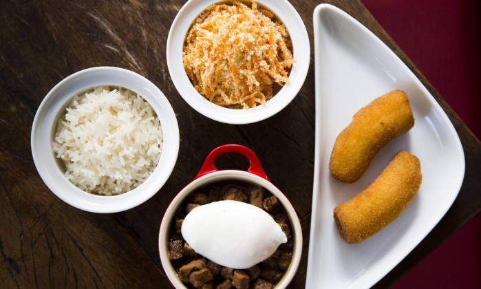 Một suất ăn gồm: thịt hầm, trứng luộc, cơm trằng, chuối chiến và cà rốt tẩm bột. Một suất ăn gồm: thịt hầm, trứng luộc, cơm trằng, chuối chiến và cà rốt tẩm bột.