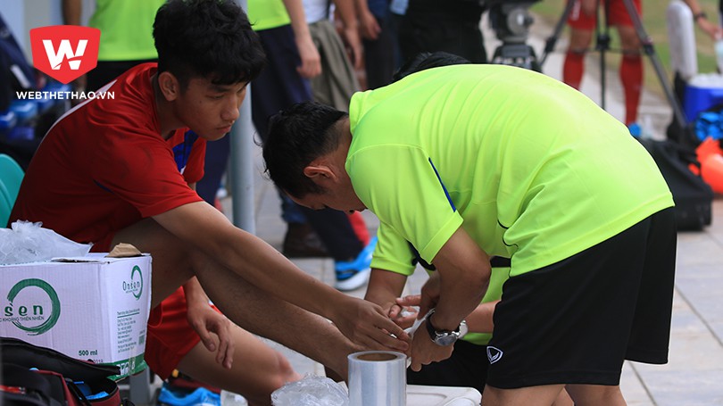 Trọng Đại tiếp tục dính chấn thương tỏng buổi tập chiều 13/4. Ảnh: Quyết Thắng. Trọng Đại tiếp tục dính chấn thương tỏng buổi tập chiều 13/4. Ảnh: Quyết Thắng.