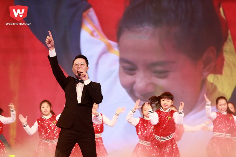 Ca sĩ Hoàng Bách trình diễn ca khúc kinh điển ''One moment in time'' với phần lời việt do chính anh chắp bút. Ca sĩ Hoàng Bách trình diễn ca khúc kinh điển ''One moment in time'' với phần lời việt do chính anh chắp bút.