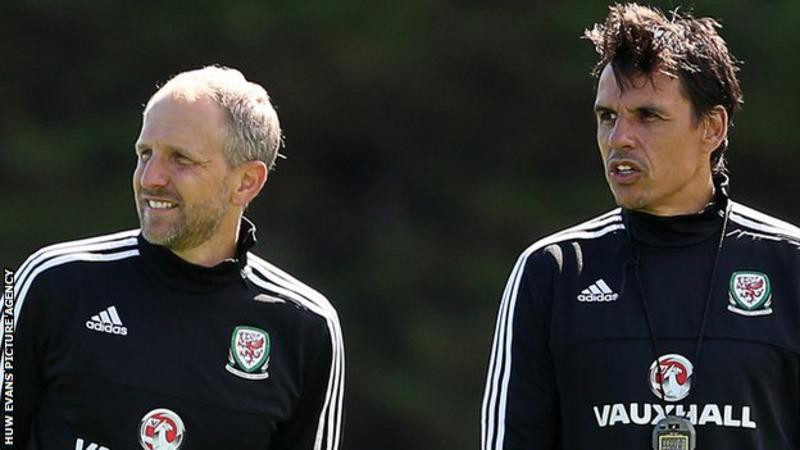 Ông Paul Trollope (trái) và HLV Chris Coleman. Ông Paul Trollope (trái) và HLV Chris Coleman.