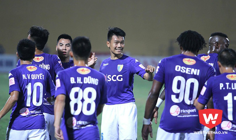 Hà Nội FC tận dụng tốt cơ hội để leo lên ngôi đầu V.League 2017. Ảnh: Trung Thu Hà Nội FC tận dụng tốt cơ hội để leo lên ngôi đầu V.League 2017. Ảnh: Trung Thu