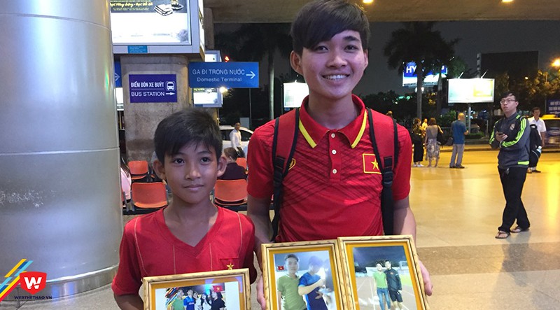 Số ít CĐV vượt cơn mưa chiều ra đón U22 Việt Nam trở về từ SEA Games