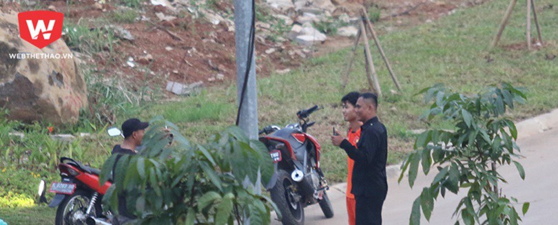 Công Phượng bị CĐV Indonesia "chặn đường" xin chụp ảnh