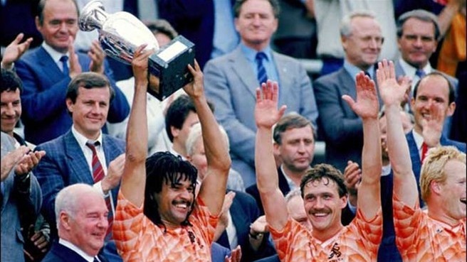 Danny Van Bakel: "Tình yêu bóng đá khởi nguồn từ EURO 1988"