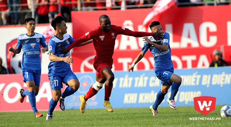 Trận derby Đ&ocirc;ng Bắc giữa Hải Ph&ograve;ng - T.Quảng Ninh lu&ocirc;n rất hấp dẫn, quyết liệt. Ảnh Tuấn T&uacute;