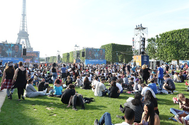 Video: Hàng trăm nghìn CĐV quây kín Tháp Eiffel trong ngày Fanzone mở cửa