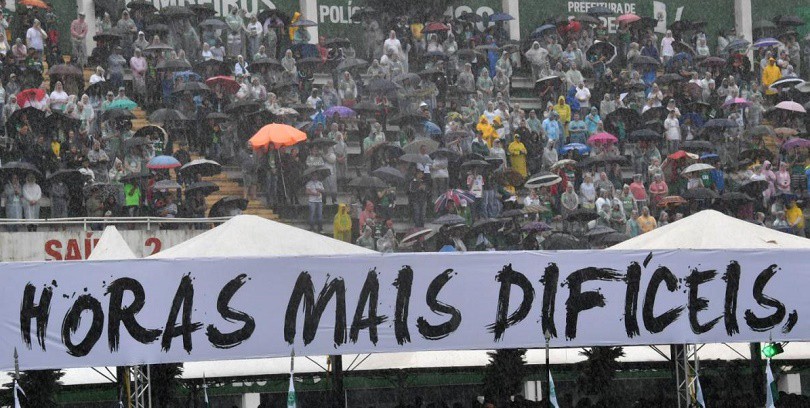 Hàng vạn CĐV đội mưa dự đám tang CLB Brazil xấu số