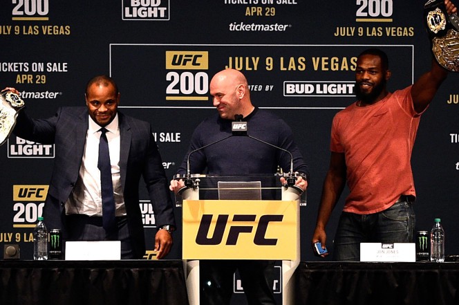 Họp báo UFC 200: Cormier nói Jon Jones là kẻ bất tài!