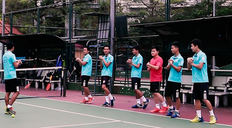 Những bài khởi động cơ bản cho người mới tập chơi Tennis (bài 1)