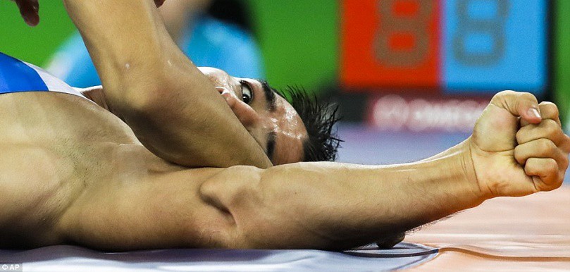 Ilyasov gặp chấn thương rợn người trong lần đầu tham dự Olympic
