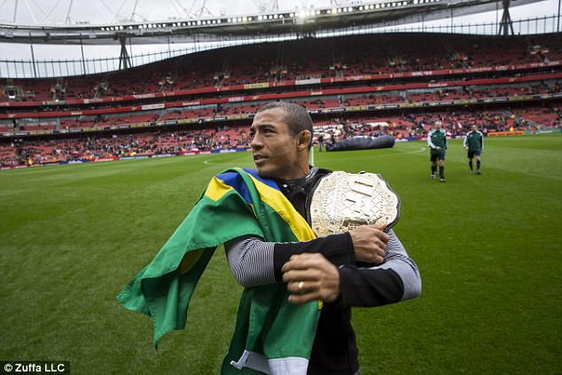 Jose Aldo phô diễn kỹ năng chơi bóng tuyệt đỉnh