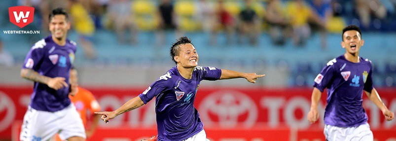 Lương "dị" ghi bàn thắng đẹp nhất V.League 2016 với đôi giày lỗi thời