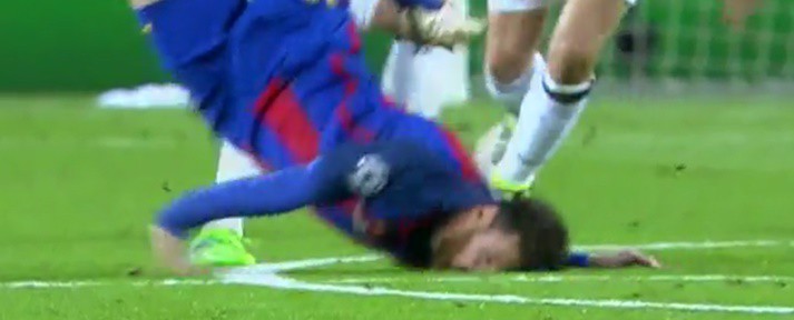 Lionel Messi thoát chết sau cú ngã tử thần ở trận gặp Juventus