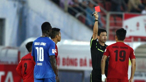 Những hình ảnh xấu xí tại Vòng 7 V.League 2016