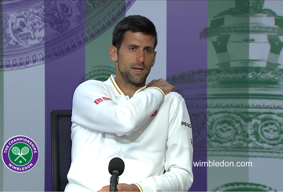 Djokovic li&ecirc;n tục xoa vai tr&aacute;i trong buổi họp b&aacute;o sau trận thua Sam Querrey