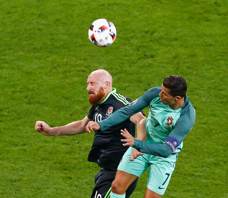  James Collins l&agrave; ''nỗi &aacute;c mộng'' của Ronaldo trong hiệp 1.
