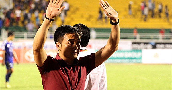 Phàn nàn trọng tài, HLV Đức Thắng bị yêu cầu lên khán đài