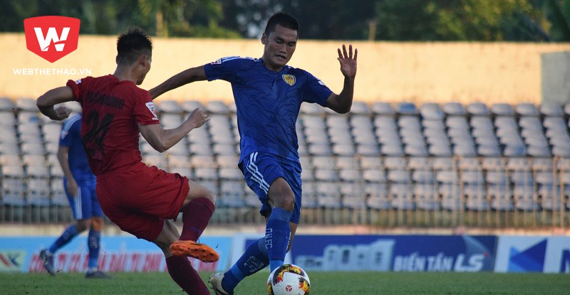 Phản ứng với quả penalty, HLV Việt Hoàng lại “né” trọng tài