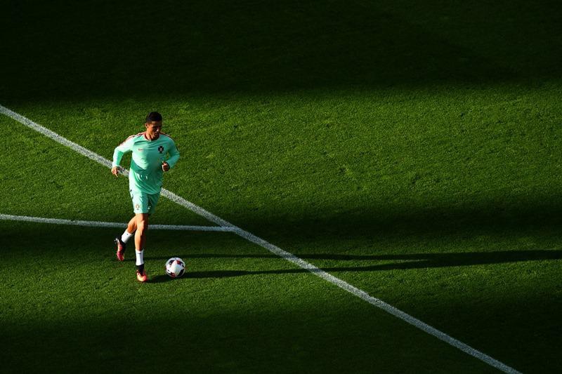 Cristiano Ronaldo đang c&oacute; những m&agrave;n khởi động tr&ecirc;n s&acirc;n.