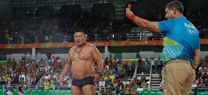 Rio 2016: HLV đội Mông Cổ lột hết quần áo để phản đối trọng tài