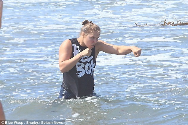 Ronda Rousey tập luyện trên biển, sẵn sàng quay lại võ đài