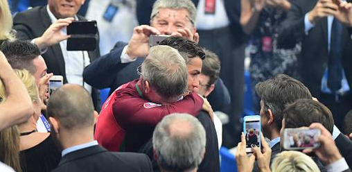 Sir Alex kiên nhẫn đứng đợi để chúc mừng Ronaldo