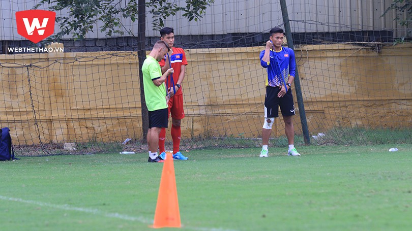 Tấn Sinh (áo đỏ) gặp chấn thương trong buổi tập chiều nay. Ảnh: Quyết Thắng. Tấn Sinh (áo đỏ) gặp chấn thương trong buổi tập chiều nay. Ảnh: Quyết Thắng.