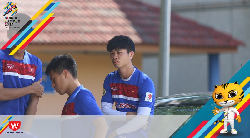 Thầy trò Hữu Thắng "vật vờ" bên ngoài sân tập chuẩn bị SEA Games 29