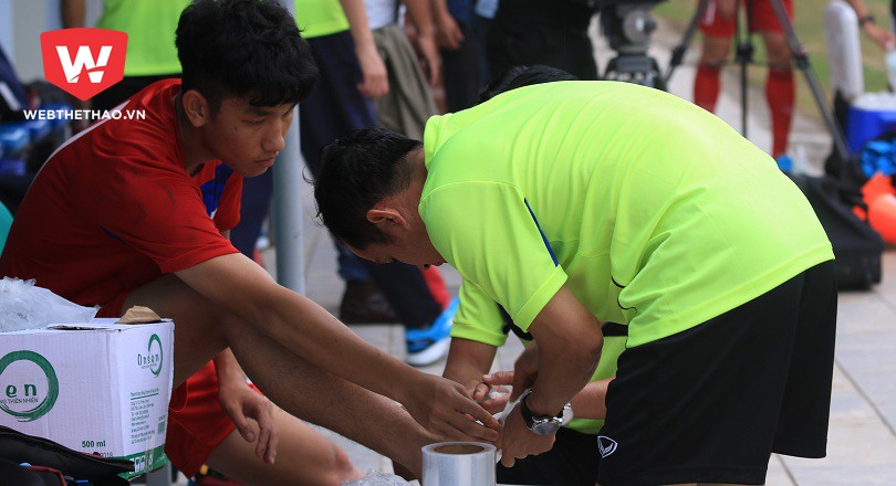 Trọng Đại “chằng chịt” chấn thương trong buổi tập của U20 VN