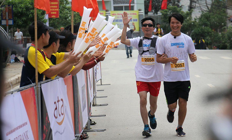 Ha Giang Marathon 2018: Xúc động hình ảnh runner khiếm thị về đích