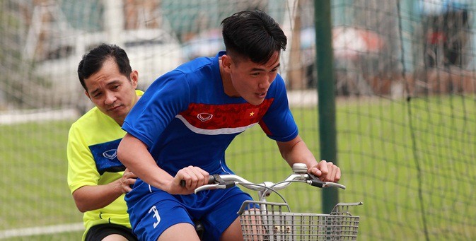 Trung vệ U20 Việt Nam "uể oải" đạp xe 10 vòng quanh sân tập