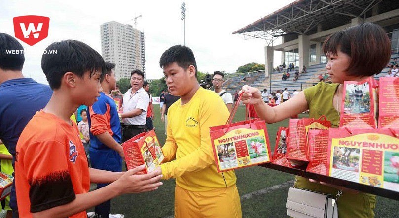 U13 Bóng đá học đường: Bánh đậu xanh và cái tình của CĐV Hải Dương