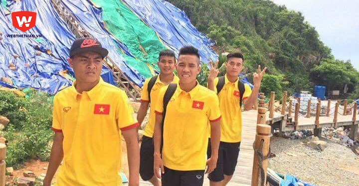 U.19 VN được xả hơi trên biển sau một tuần tập luyện
