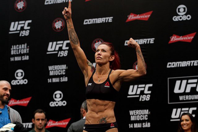 Video UFC 198: Cris Cyborg K.O. Leslie Smith ngay trong hiệp 1