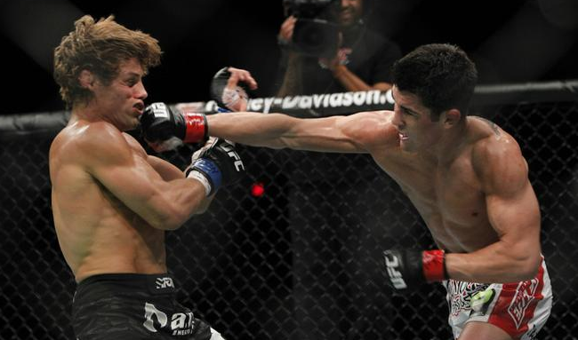 Video UFC 199: Dominick Cruz bảo vệ thành công đai Bantamweight