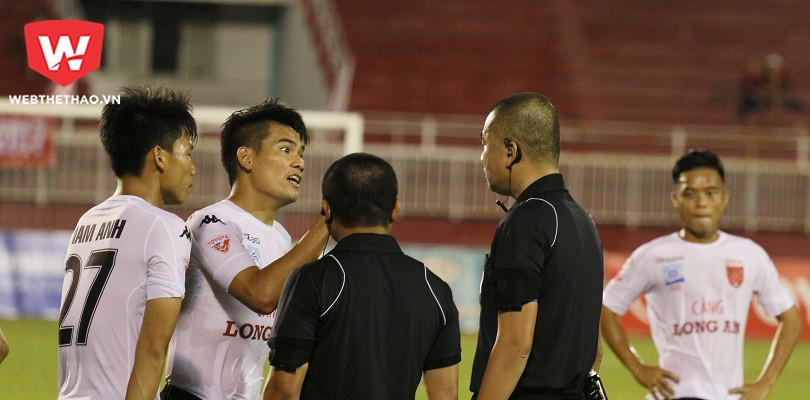 Video: 6 sự cố làm dậy sóng của trọng tài ở lượt đi V.League 2017