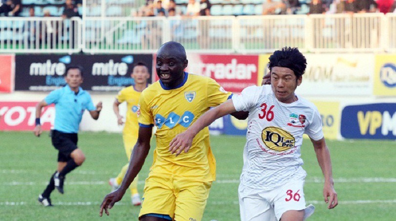 Video: BHL HA.GL lao vào sân, phản đối bàn thắng của Thanh Hóa