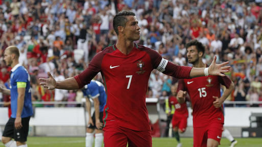 Video: Bàn thắng "siêu dị" của CR7 vào lưới Estonia