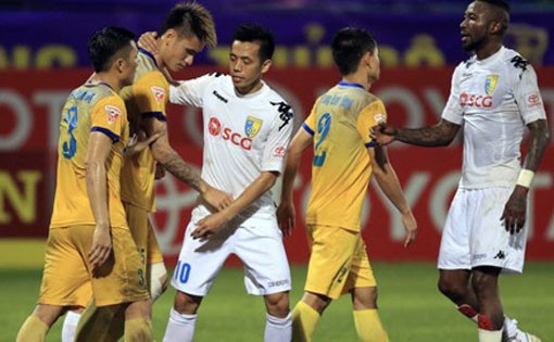 Video: Những pha đốt đền tai hại ở lượt đi V.League 2017