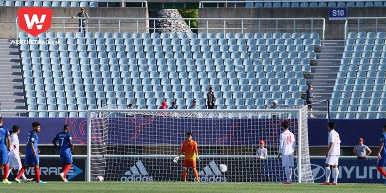 Video: Cú đá phạt đền kiểu Panenka hỏng ăn của tiền đạo U20 Pháp