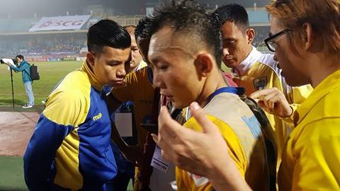 Video: Cầu thủ FLC Thanh Hóa "mổ băng" ngay sau trận thua Hà Nội FC