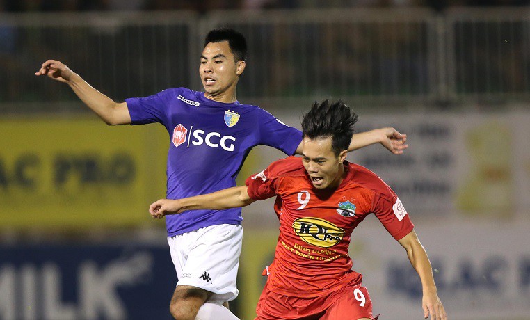 Video: Cầu thủ Hà Nội FC phản ứng quyết định của trọng tài trên sân Pleiku