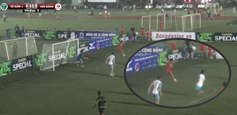 Video: Cầu thủ FC Từ Sơn tái hiện siêu phẩm đánh gót của Ibra trên sân phủi