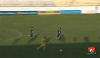 Video: Cầu thủ U19 Hà Nội lập siêu phẩm từ giữa sân tại VCK U19 QG