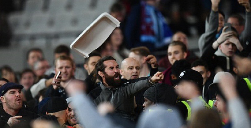 Video: CĐV Chelsea và West Ham cầm ghế choảng nhau tại League Cup