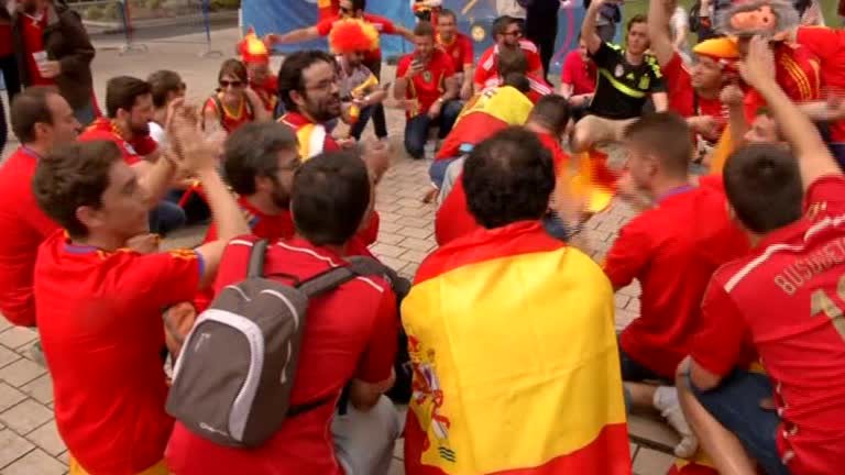 Video: CĐV Tây Ban Nha "nhuộm đỏ" Toulouse fanzone