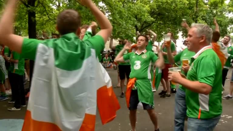 Video: CĐV Thụy Điển và CH Ireland tổ chức "Lễ hội Tình yêu"