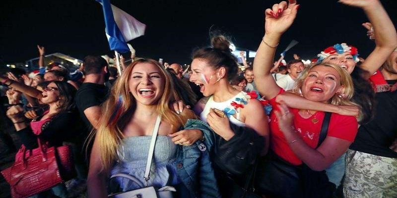 Video: Fanzone Tour Eiffel "nổ tung" sau trận thắng của ĐT Pháp