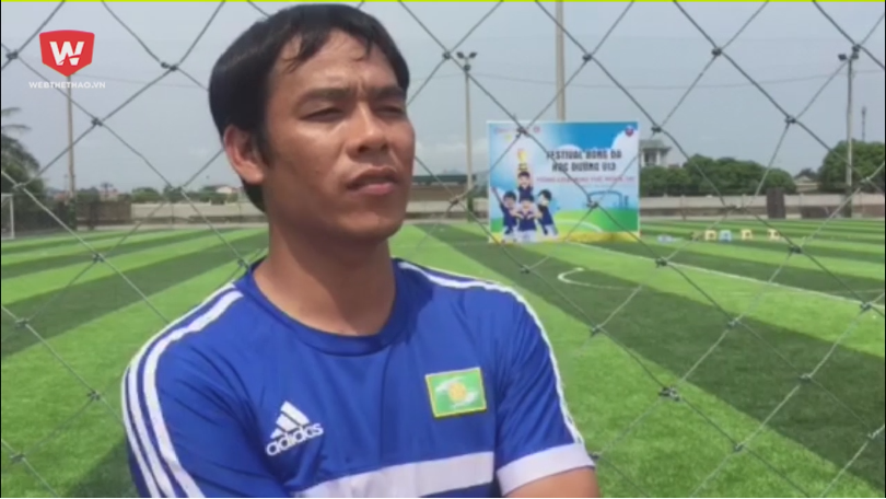 Video: HLV Huy Hoàng đội nắng dự khán Festival bóng đá học đường VL Nghệ An